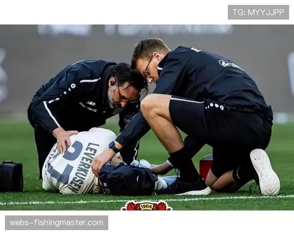 特写：维尔茨第85分钟被换下，场边接受队医紧急处理